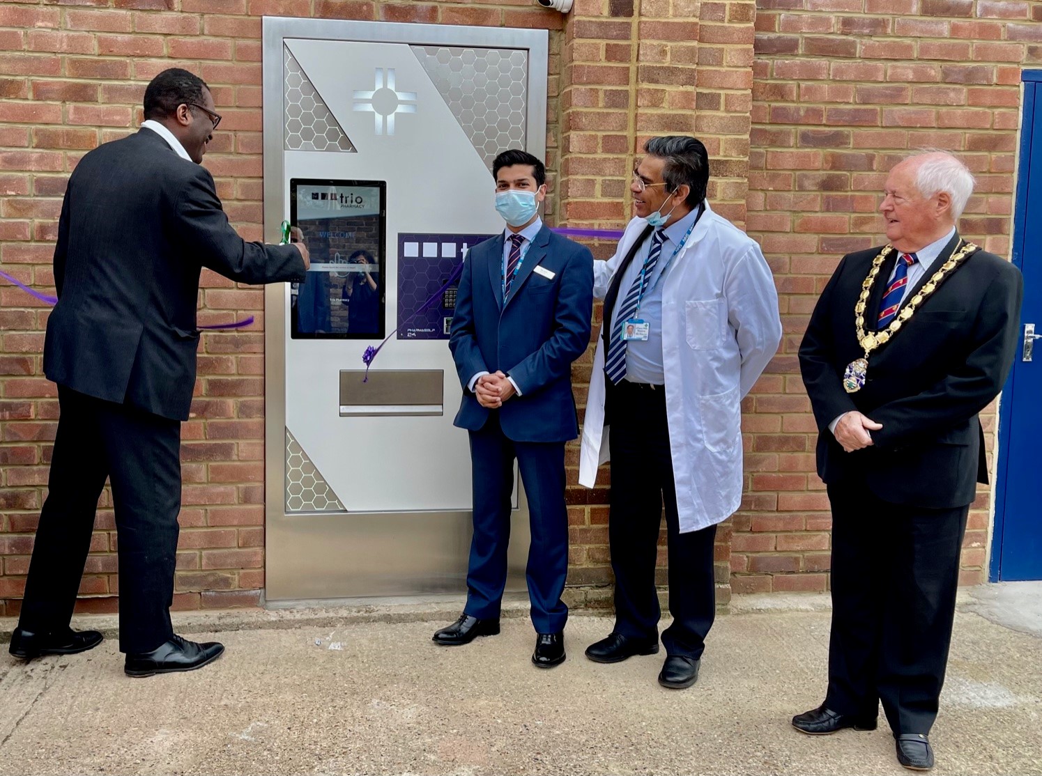 kwasi-kwarteng-visits-shepperton-village-matters